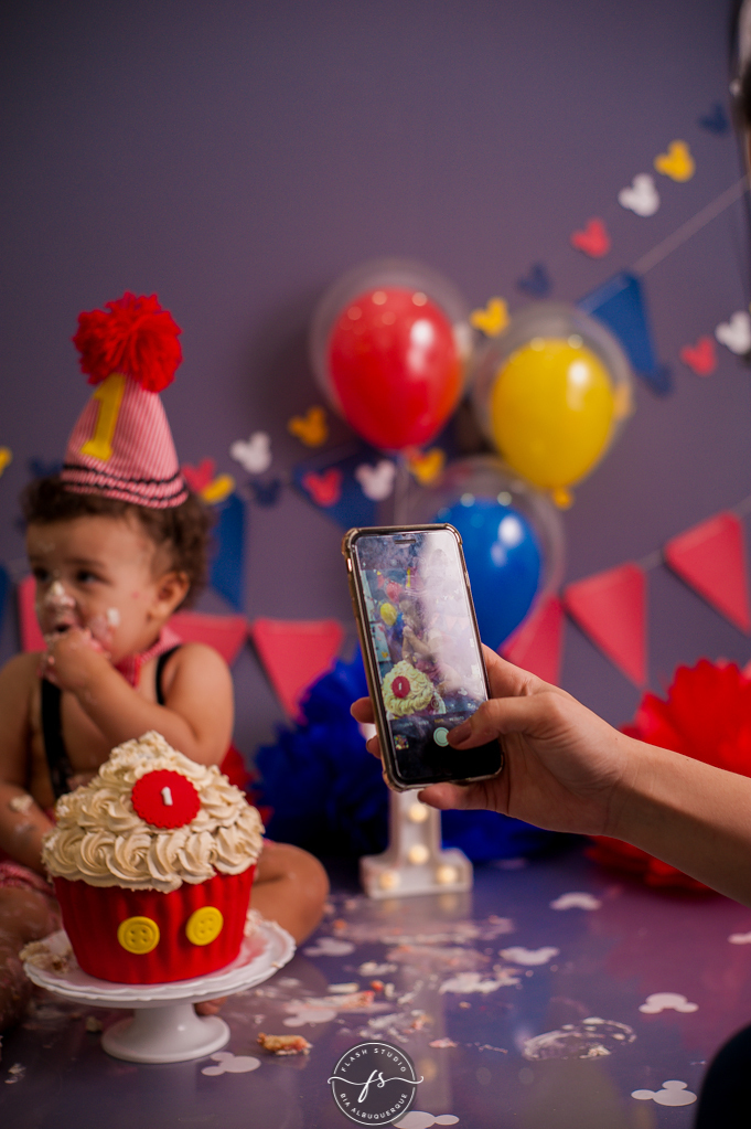 mamae fazendo um registro  em Smash the cake no tema do Mickey, no rio de janeiro, em bangu
