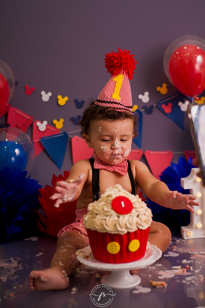 bolo  em Smash the cake no tema do Mickey, no rio de janeiro, em bangu