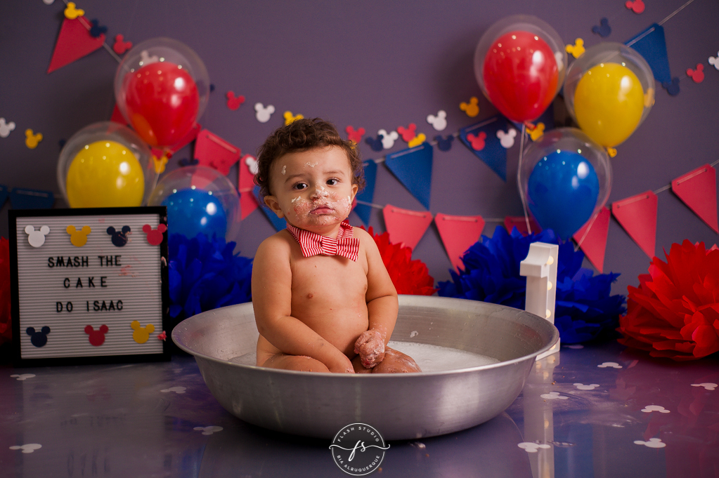 Isaac em hora do bolo  em Smash the cake no tema do Mickey, no rio de janeiro, em bangu
