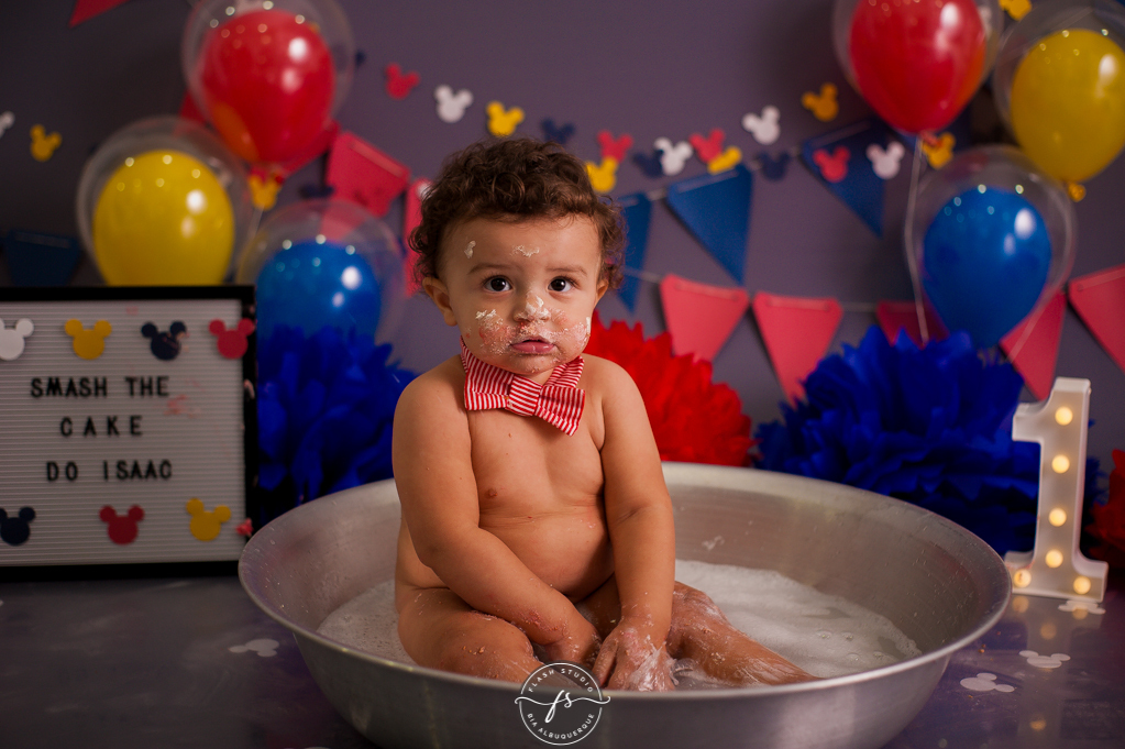 bagunça em hora do bolo  em Smash the cake no tema do Mickey, no rio de janeiro, em bangu