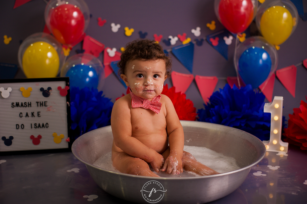 bebe em hora do bolo  em Smash the cake no tema do Mickey, no rio de janeiro, em bangu