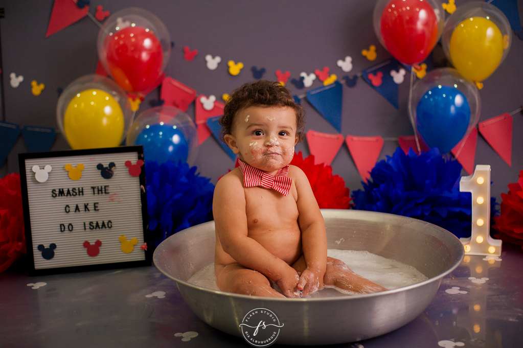 nenem em hora do bolo  em Smash the cake no tema do Mickey, no rio de janeiro, em bangu