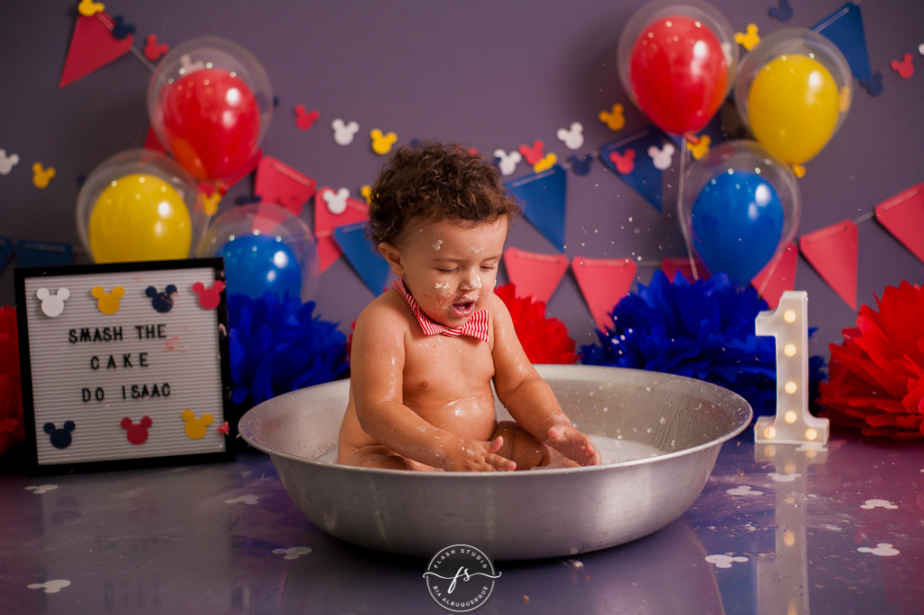 bagunça boa em hora do bolo  em Smash the cake no tema do Mickey, no rio de janeiro, em bangu