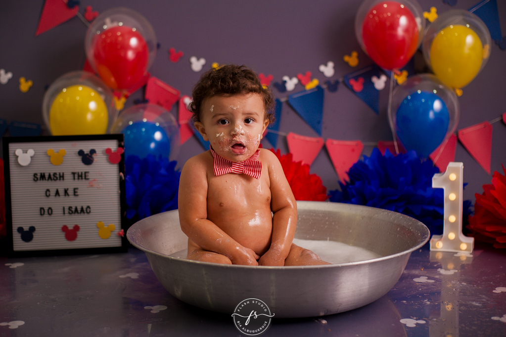 isaac lindo em hora do bolo  em Smash the cake no tema do Mickey, no rio de janeiro, em bangu