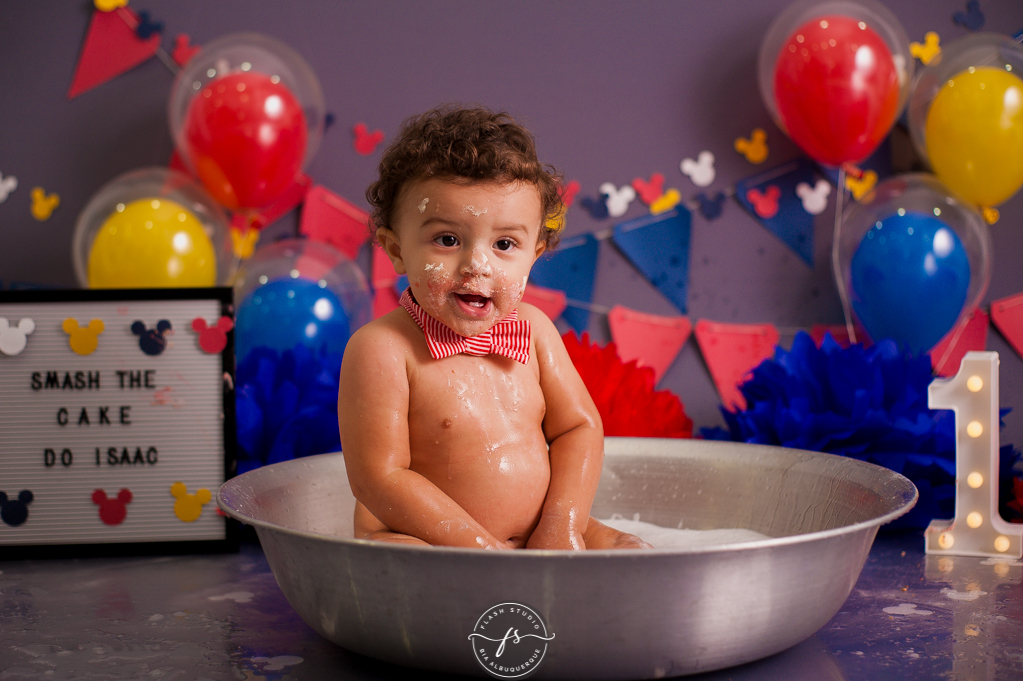 gostoso em hora do bolo  em Smash the cake no tema do Mickey, no rio de janeiro, em bangu