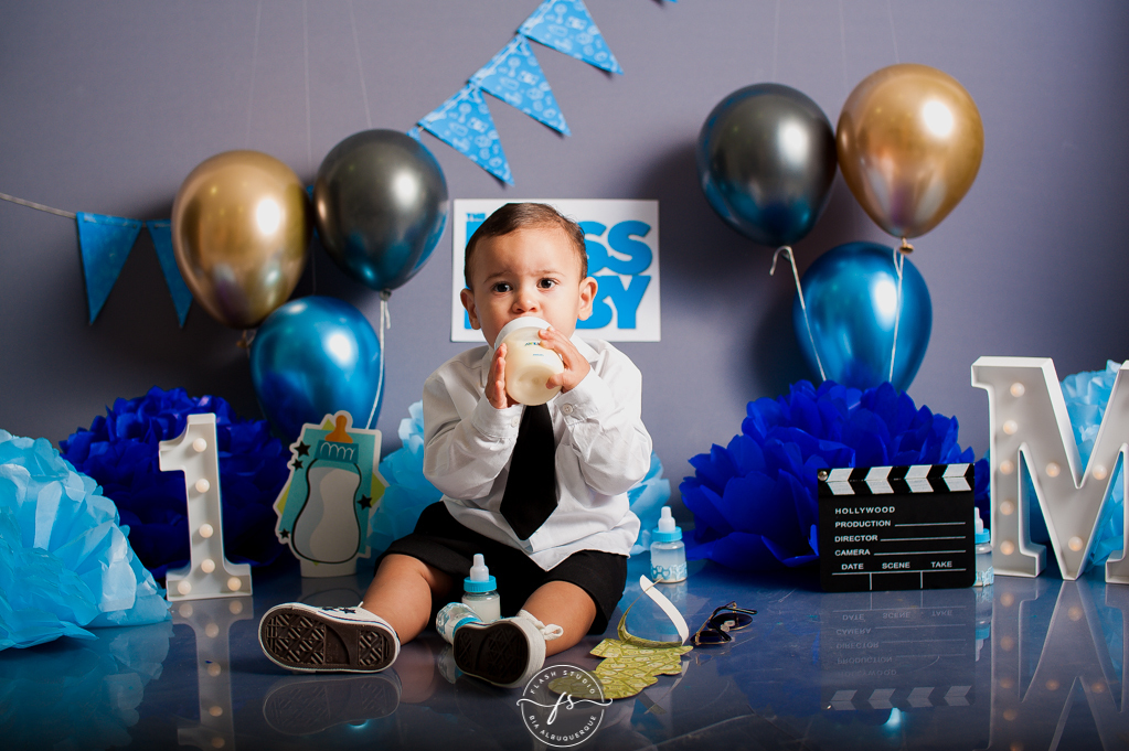 nenem mamando mamadeira em smash the cake do poderoso chefinho no rio de janeiro