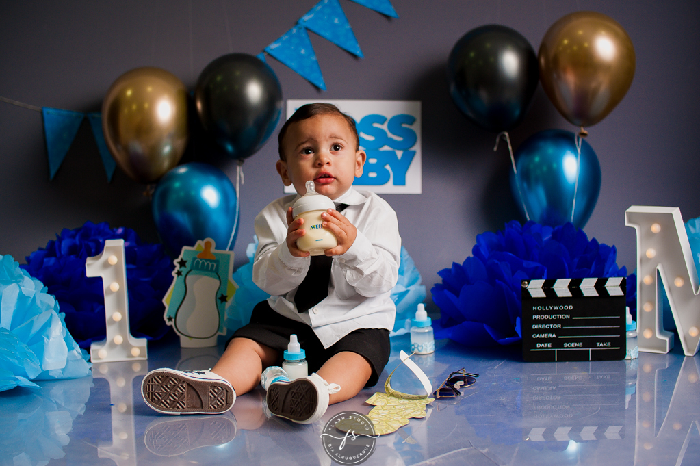 bebe com mamadeira em smash the cake do poderoso chefinho no rio de janeiro