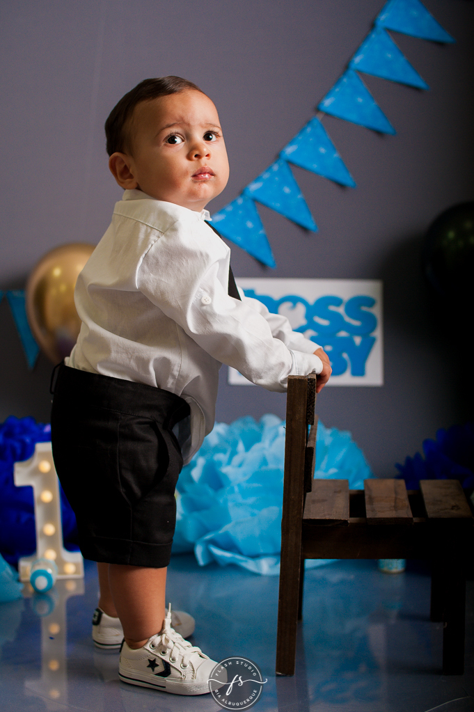 bebe em pé em smash the cake do poderoso chefinho no rio de janeiro