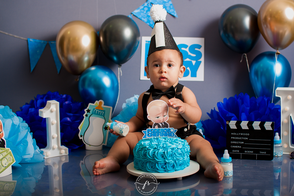 bebe com bolo em smash the cake do poderoso chefinho no rio de janeiro