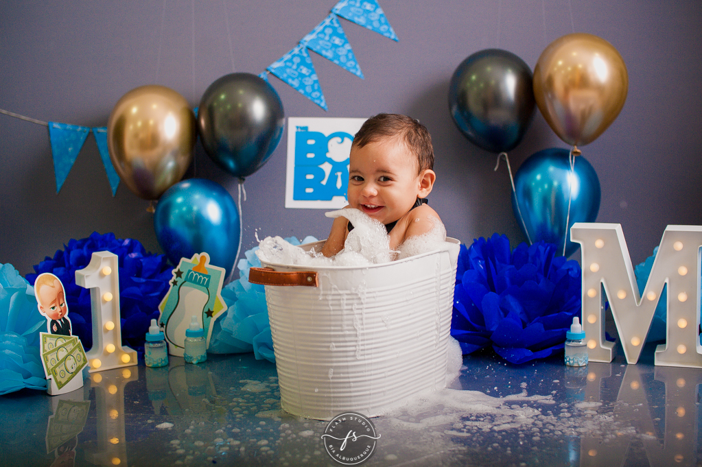 bebe tomando banho em smash the cake do poderoso chefinho no rio de janeiro