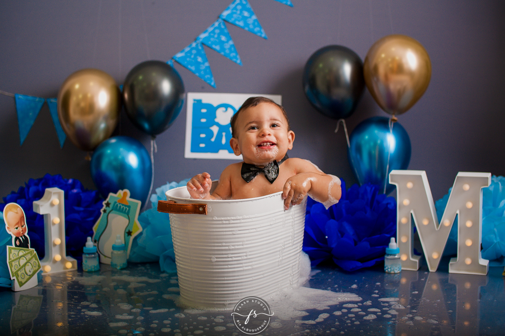 bebe na hora do banho em smash the cake do poderoso chefinho no rio de janeiro