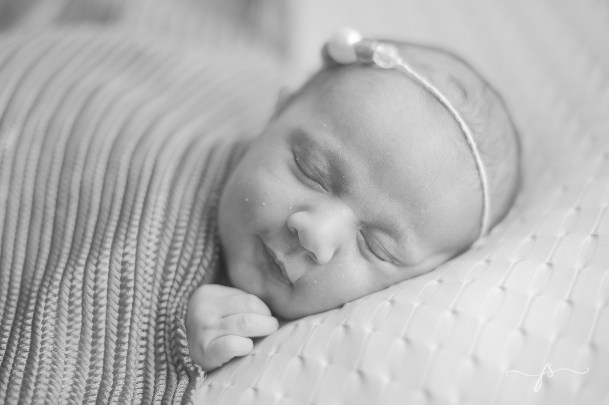 ensaio de recem nascido - newborn - baby dando sorrisinho