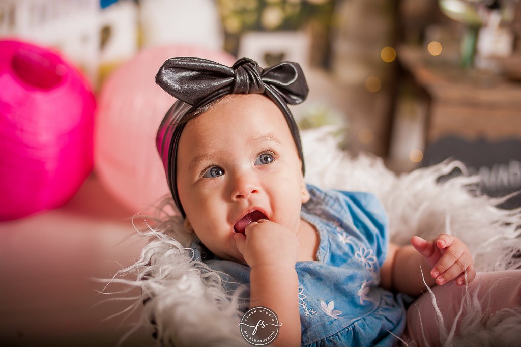 Ensaio do limãozinho Rio de Janeiro - bangu - bebe de laço e dedo na boca