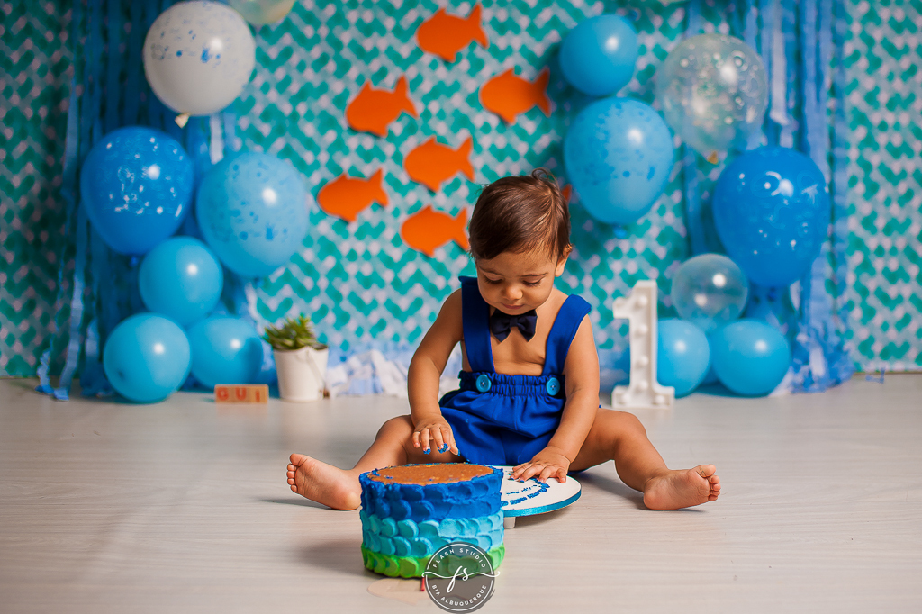 Smash the cake fundo do mar - bangu - rio de janeiro cenario fundo do mar - criança virando o bolo 