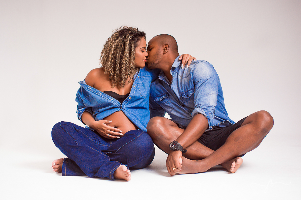  ensaio de gestante clean  - rio de janeiro - bangu - casal dando beijo