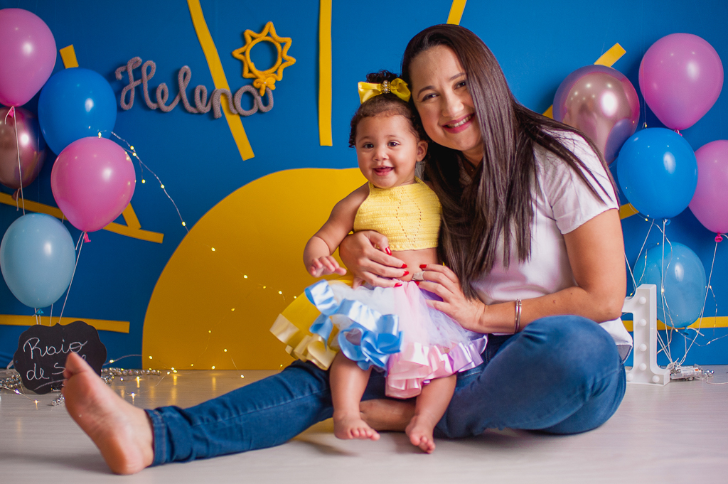 mae e filha rindo smash the cake tema raio de sol, em estudio no rio de janeiro, bangu