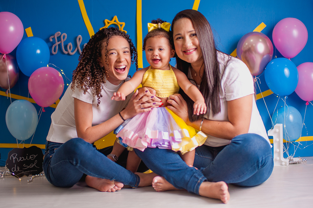 mae e filhas em smash the cake tema raio de sol, em estudio no rio de janeiro, bangu