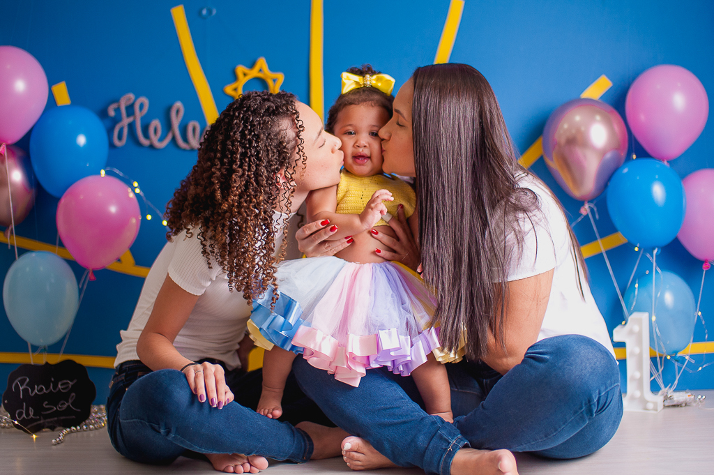 mae e irmã beijando smash the cake tema raio de sol, em estudio no rio de janeiro, bangu