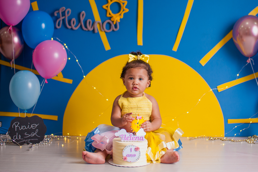 bebe com bolo em smash the cake tema raio de sol, em estudio no rio de janeiro, bangu