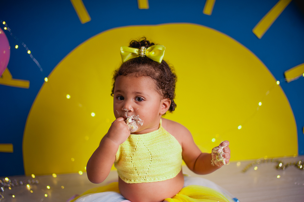 baby com bolo em smash the cake tema raio de sol, em estudio no rio de janeiro, bangu