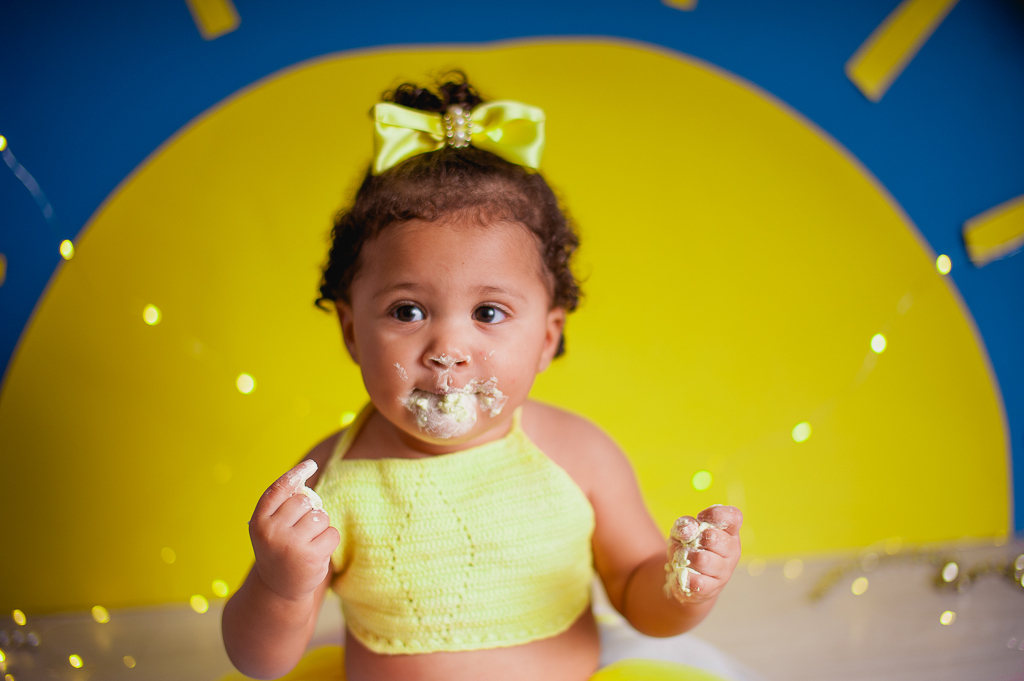 nenem se acabando no bolo em smash the cake tema raio de sol, em estudio no rio de janeiro, bangu