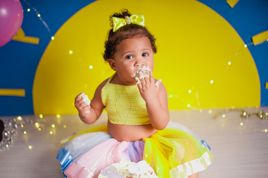 bebe comendo bolo em smash the cake tema raio de sol, em estudio no rio de janeiro, bangu