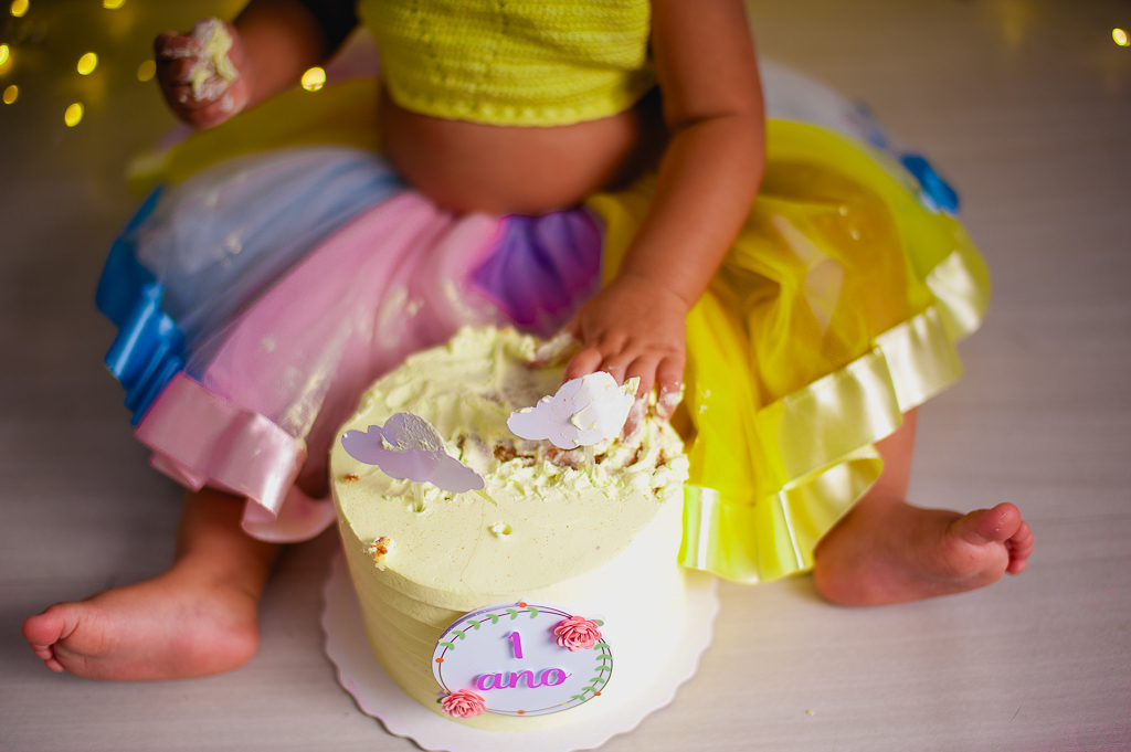 bolo destruido em smash the cake tema raio de sol, em estudio no rio de janeiro, bangu