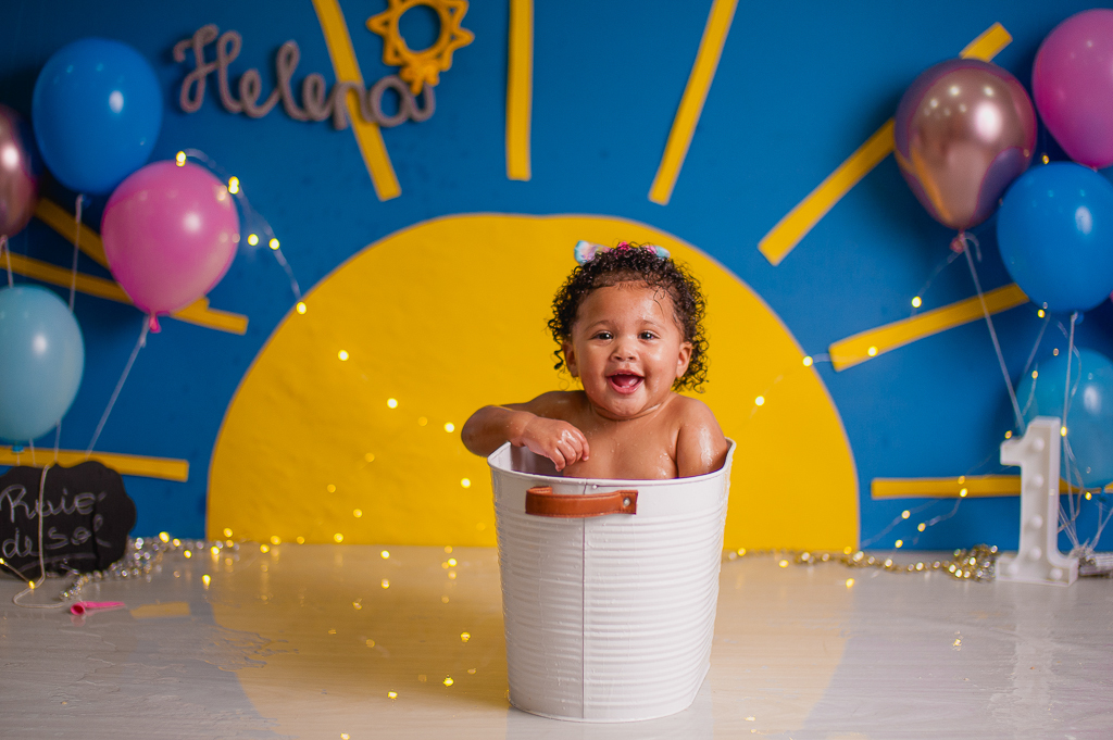bebe sorrindo tomando banho em smash the cake tema raio de sol, em estudio no rio de janeiro, bangu