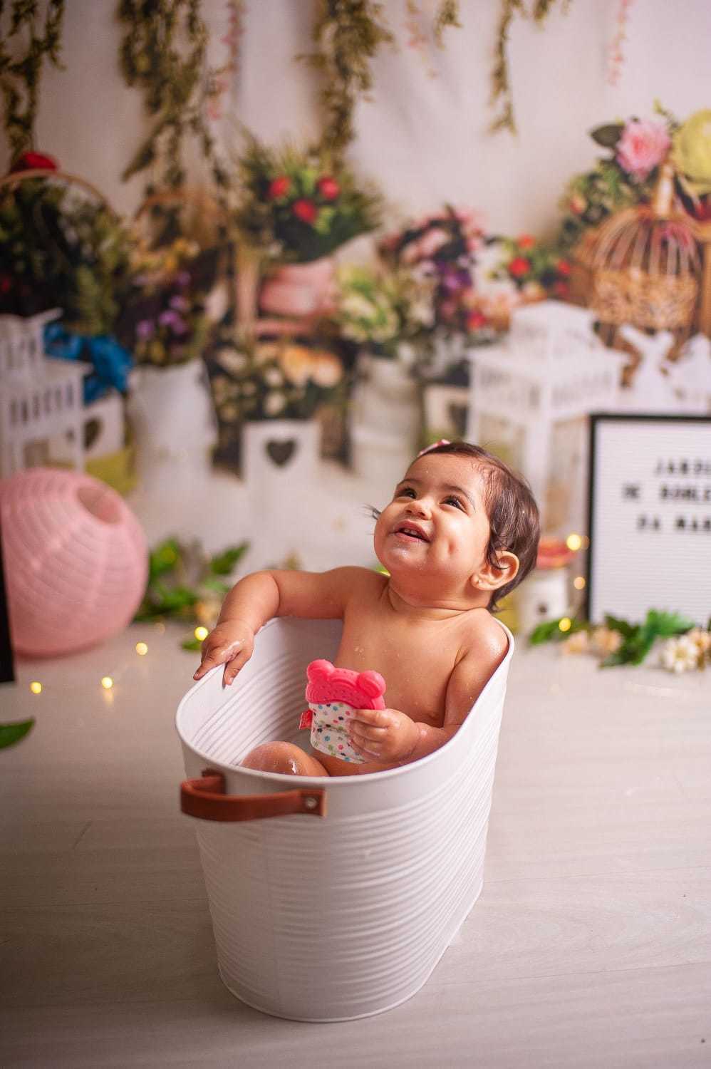 bebe na hora do banho em smash the cake tema raio de sol, em estudio no rio de janeiro, bangu