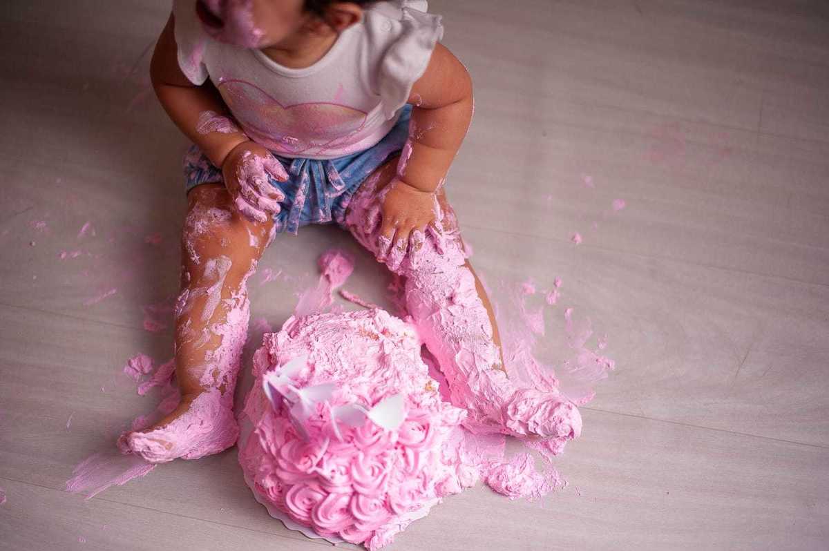 bolo totalmente destruido em smash the cake tema raio de sol, em estudio no rio de janeiro, bangu