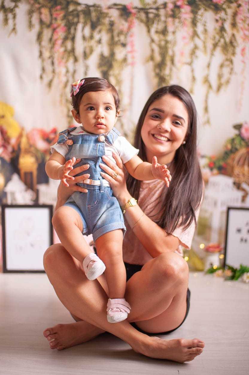 mae e filha em smash the cake tema raio de sol, em estudio no rio de janeiro, bangu