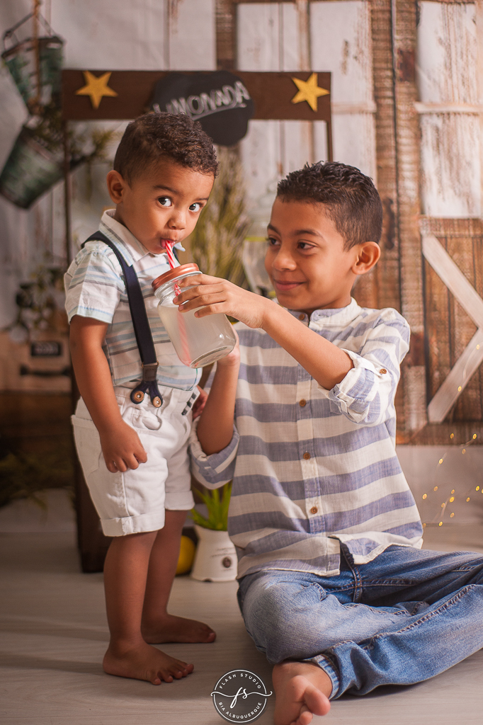 bebendo limonada em ensaio do limãzinho  em estudio no rio de janeiro, 