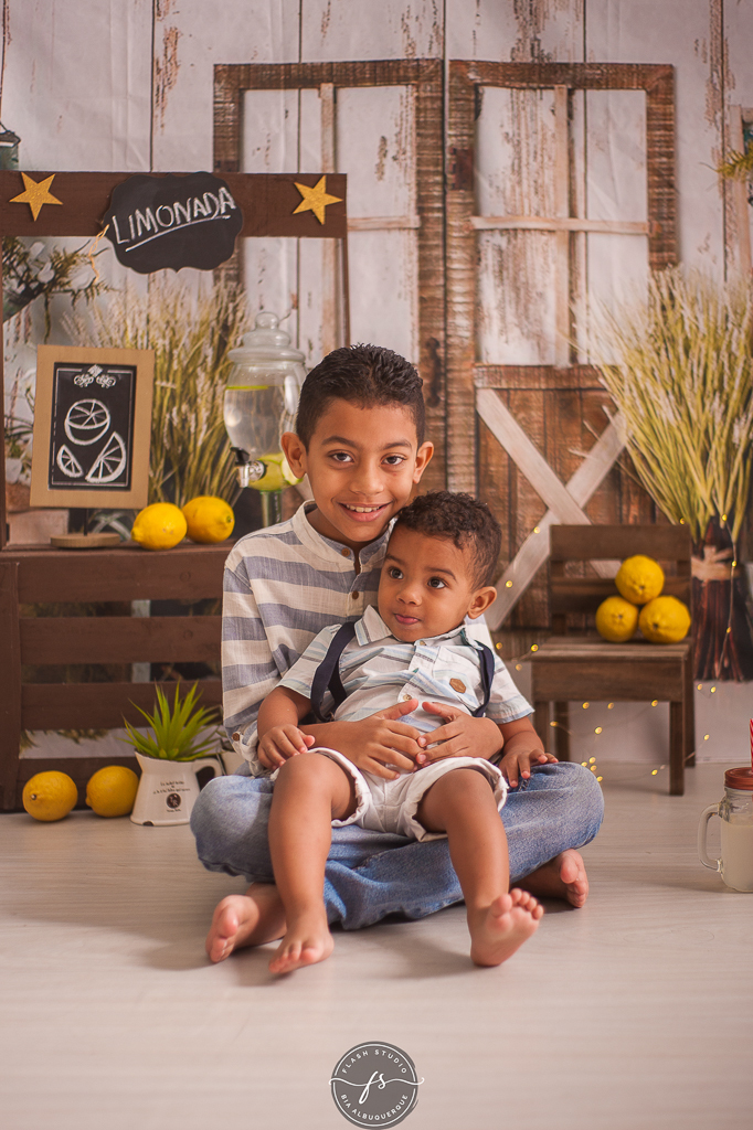 irmãos se abraçando em ensaio do limãzinho  limonada em estudio no rio de janeiro, 