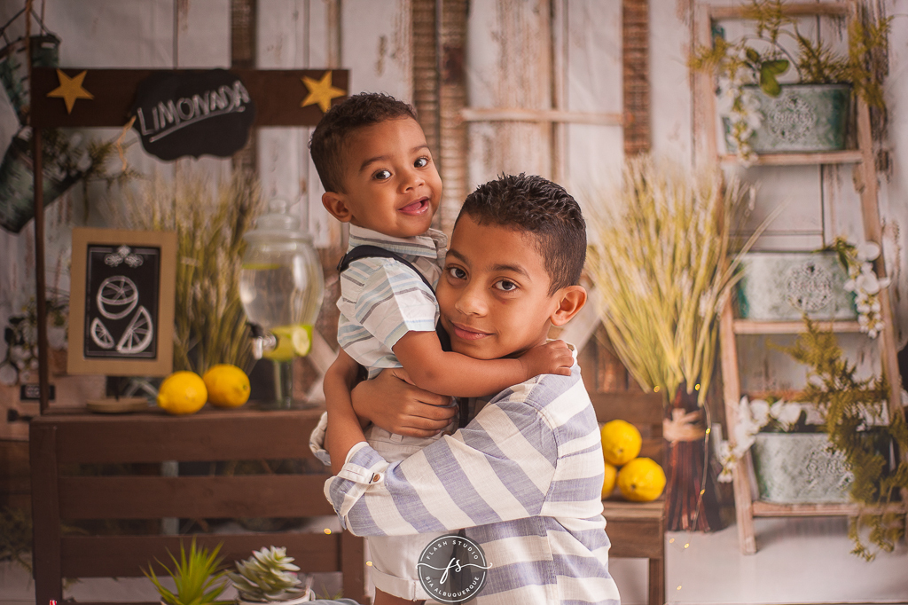 irmãos se abraçando em ensaio do limãzinho  limonada em estudio no rio de janeiro, 