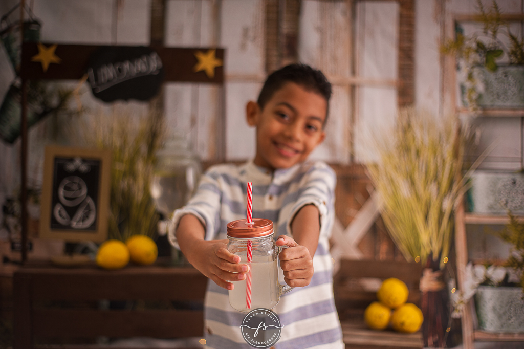 menino em ensaio do limãzinho  limonada em estudio no rio de janeiro, 