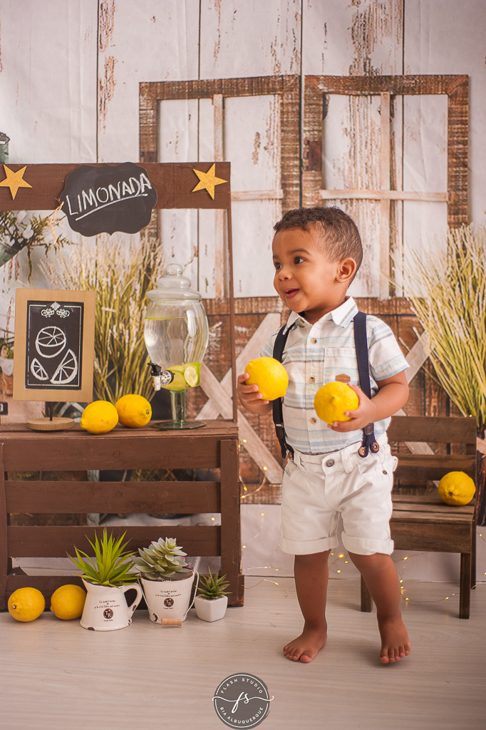 menino correndo em ensaio do limãzinho  limonada em estudio no rio de janeiro, 