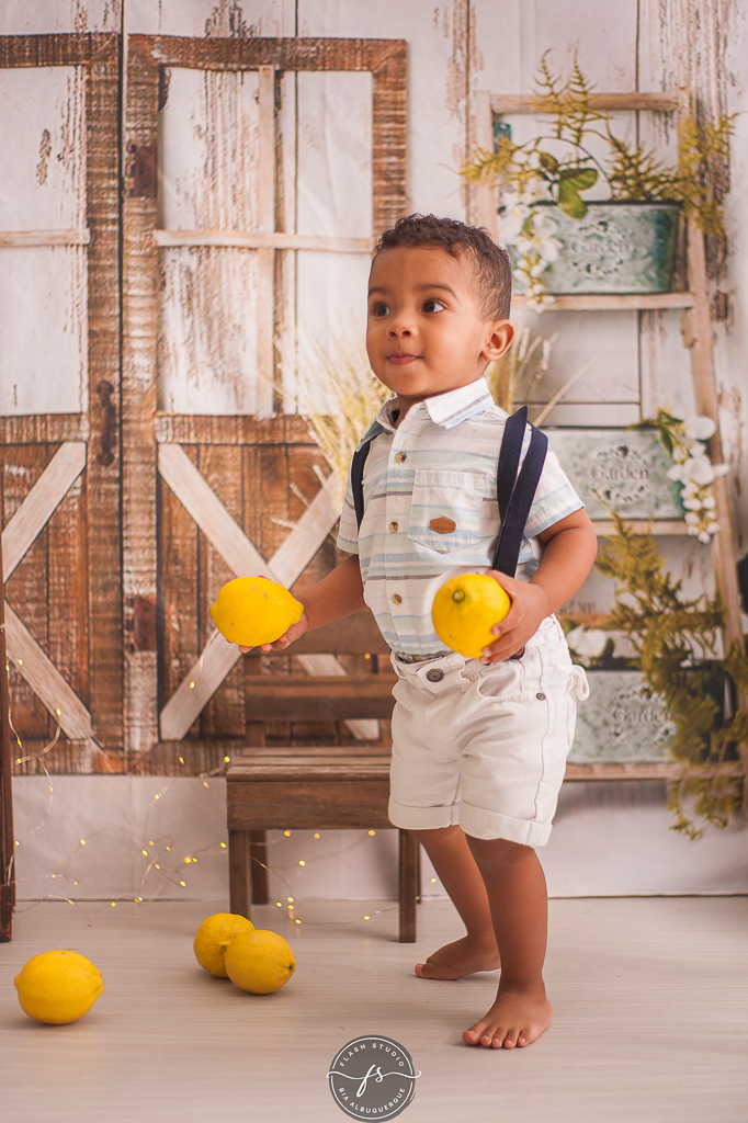 menino com limões em ensaio do limãzinho  limonada em estudio no rio de janeiro, 