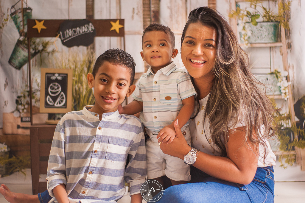 mae e filhos em ensaio do limãzinho  limonada em estudio no rio de janeiro, 