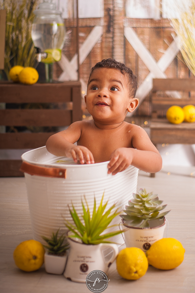 banho com limões em ensaio do limãzinho  limonada em estudio no rio de janeiro, 