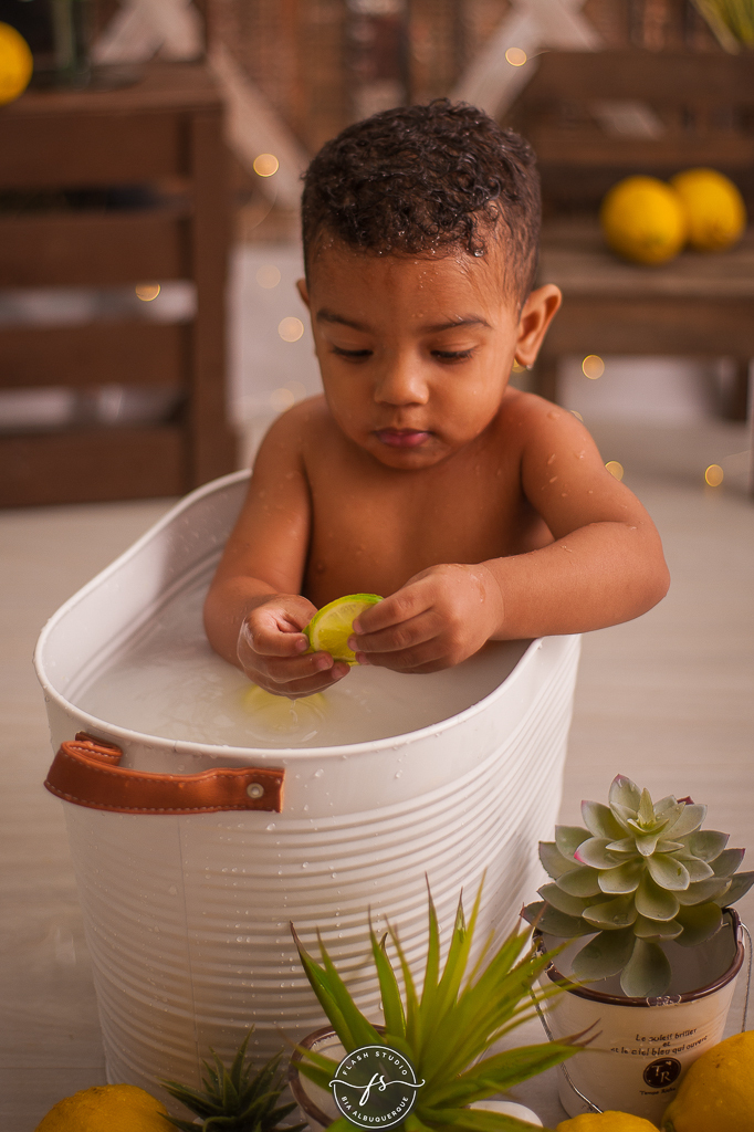 bebe brincando com limões em ensaio do limãzinho  limonada em estudio no rio de janeiro, 