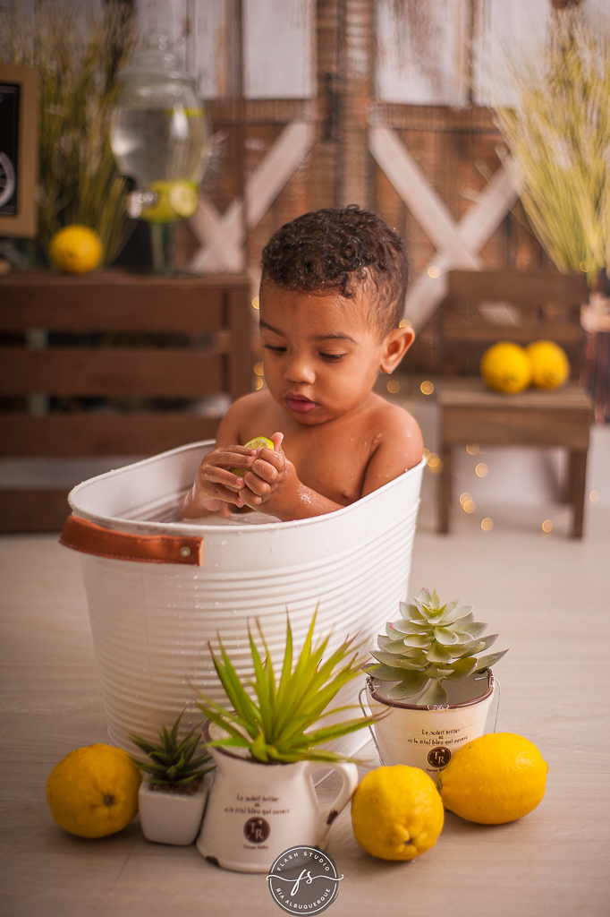 baby brincando com limões em ensaio do limãzinho  limonada em estudio no rio de janeiro, 
