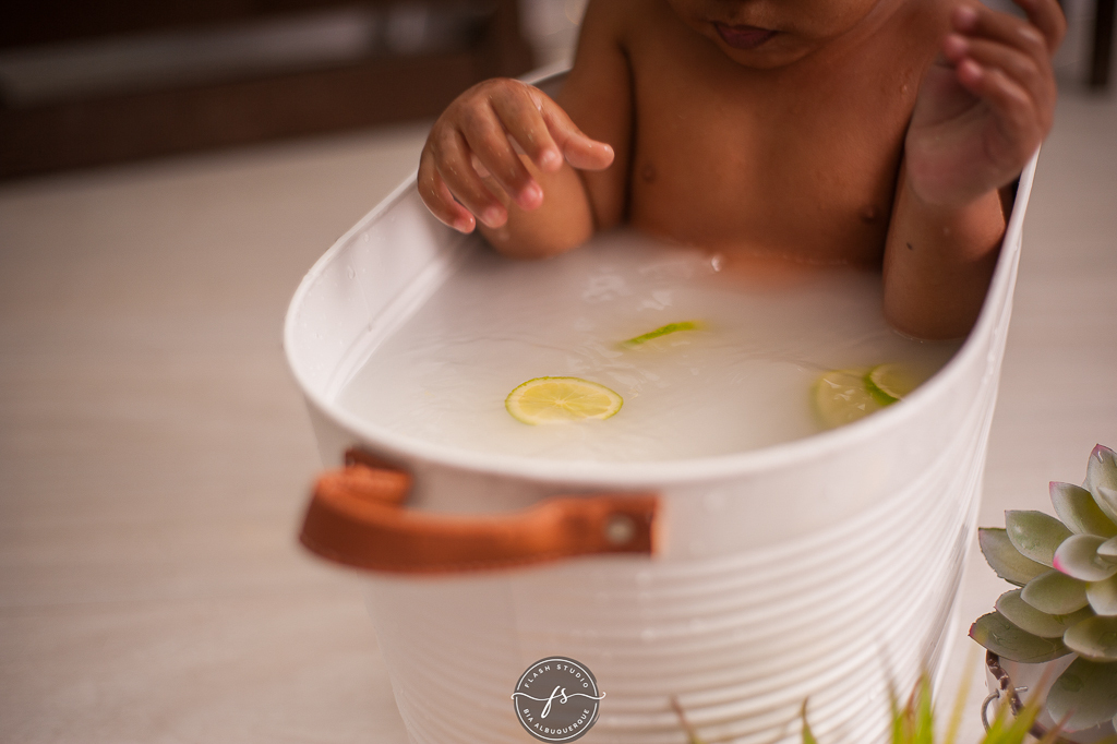 menino brincando com limões em ensaio do limãzinho  limonada em estudio no rio de janeiro, 