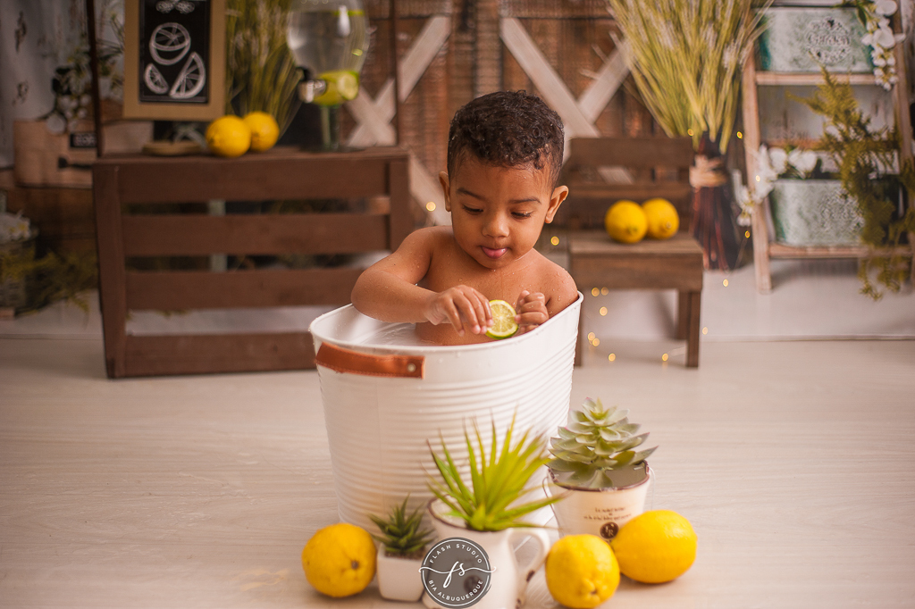 tito bebe brincando com limões em ensaio do limãzinho  limonada em estudio no rio de janeiro, 