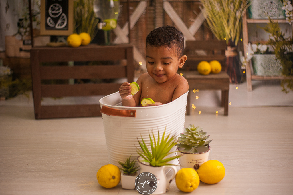 bebe curtindo bebe em ensaio do limãzinho  limonada em estudio no rio de janeiro, 
