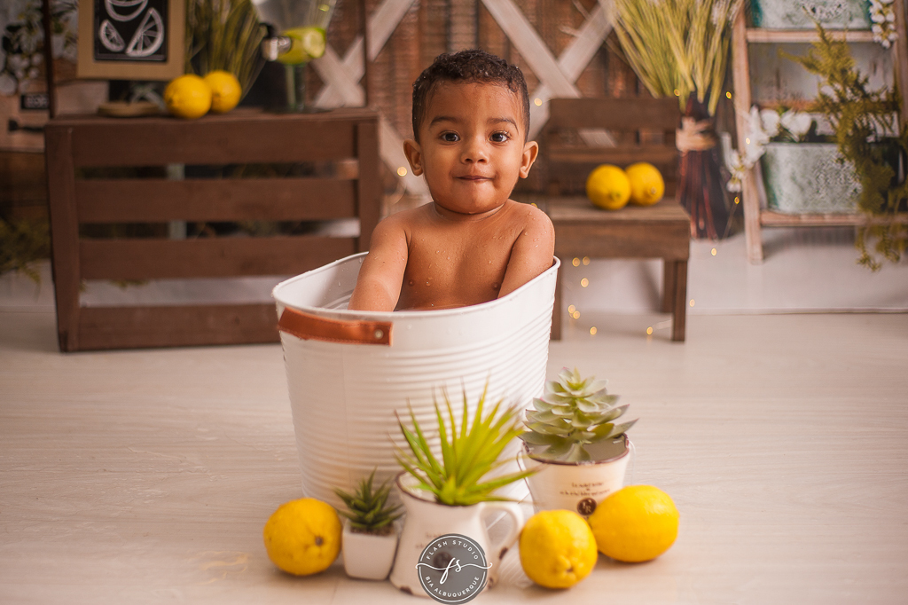 criança brincando  em ensaio do limãzinho  limonada em estudio no rio de janeiro, 