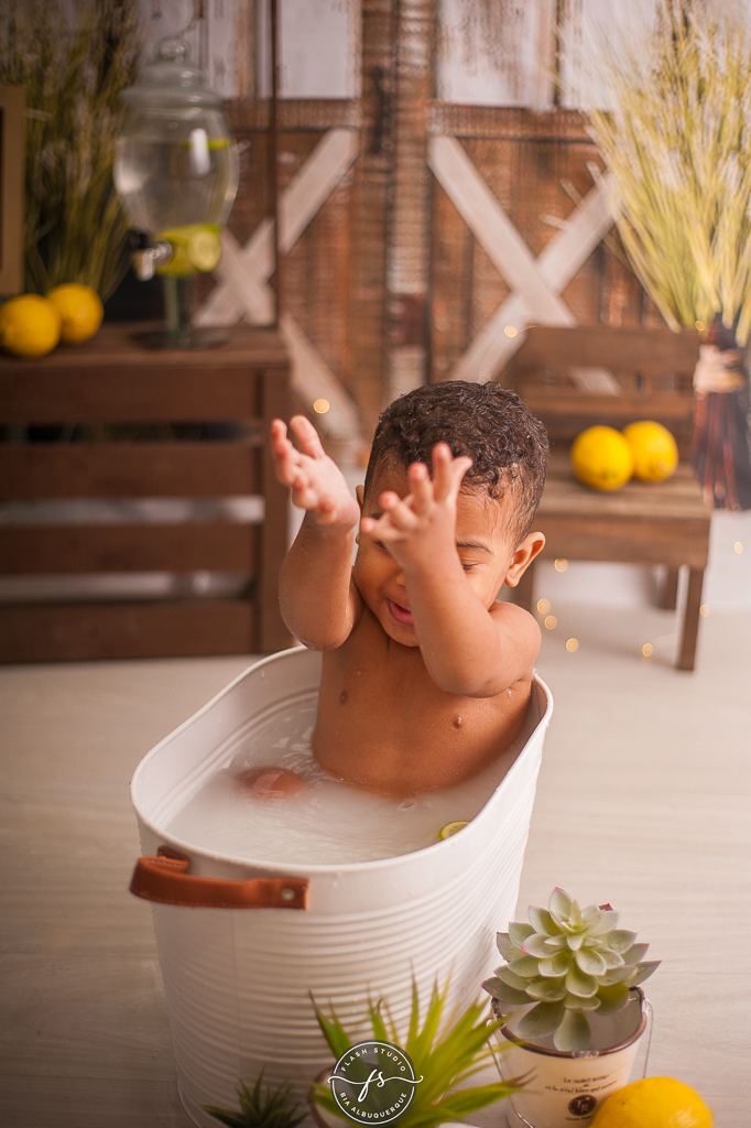 criança brincando em ensaio do limãzinho  limonada em estudio no rio de janeiro, 