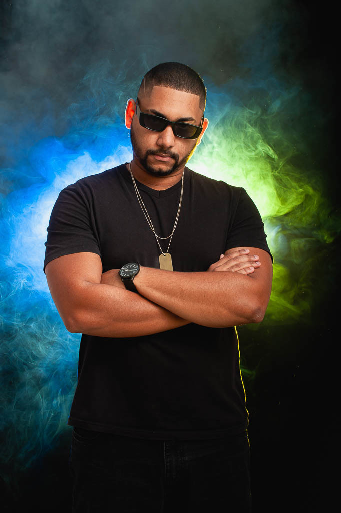 Homem fazendo ensaio com luzes ao fundo 