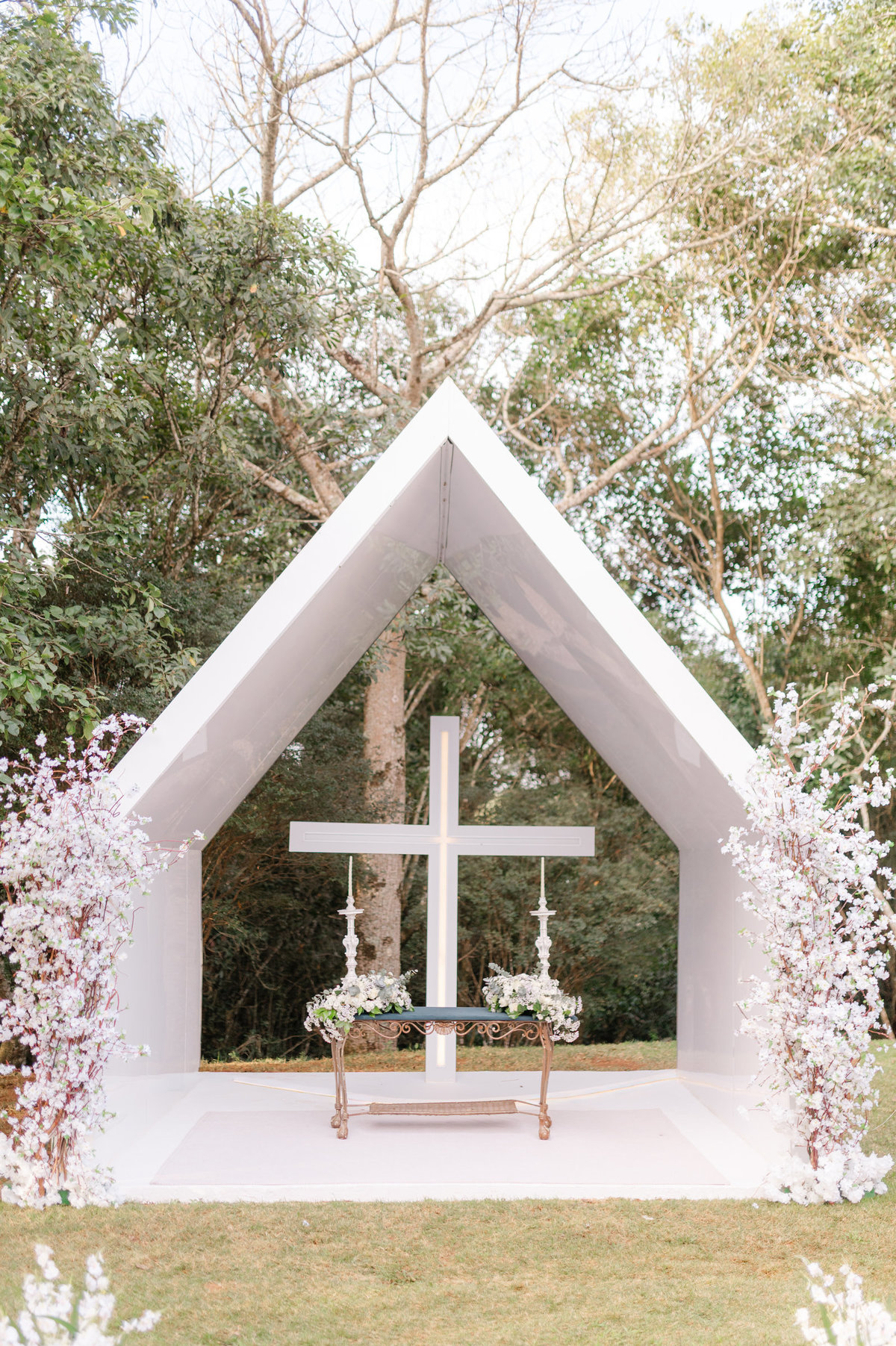 Cerimônia de casamento ao ar livre no Sítio Santa Paula, em Pouso Alegre, MG, com decoração floral e altar em meio à natureza.