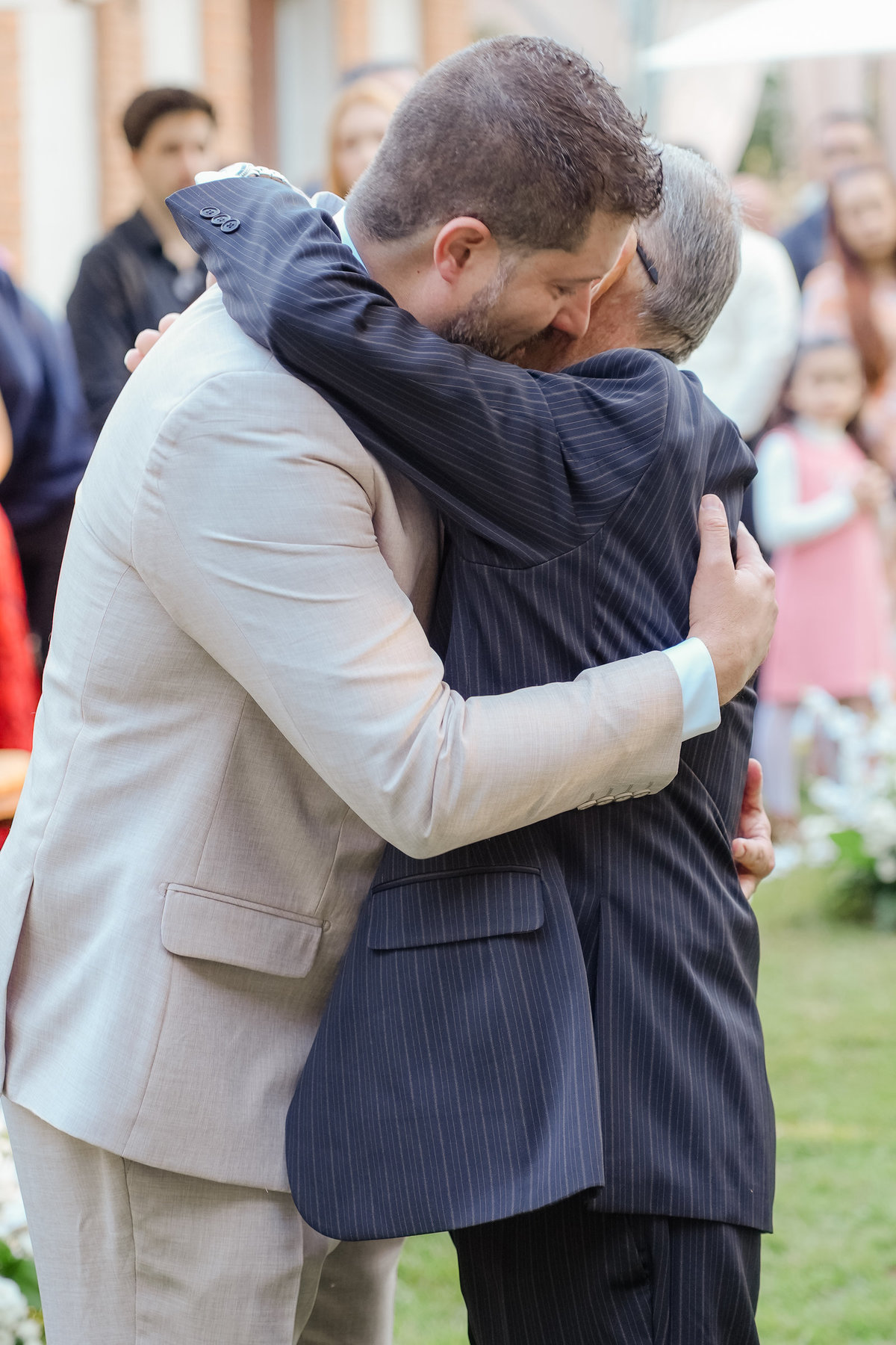 Abraço emocionante de Juliano durante os momentos que antecederam a cerimônia de casamento.