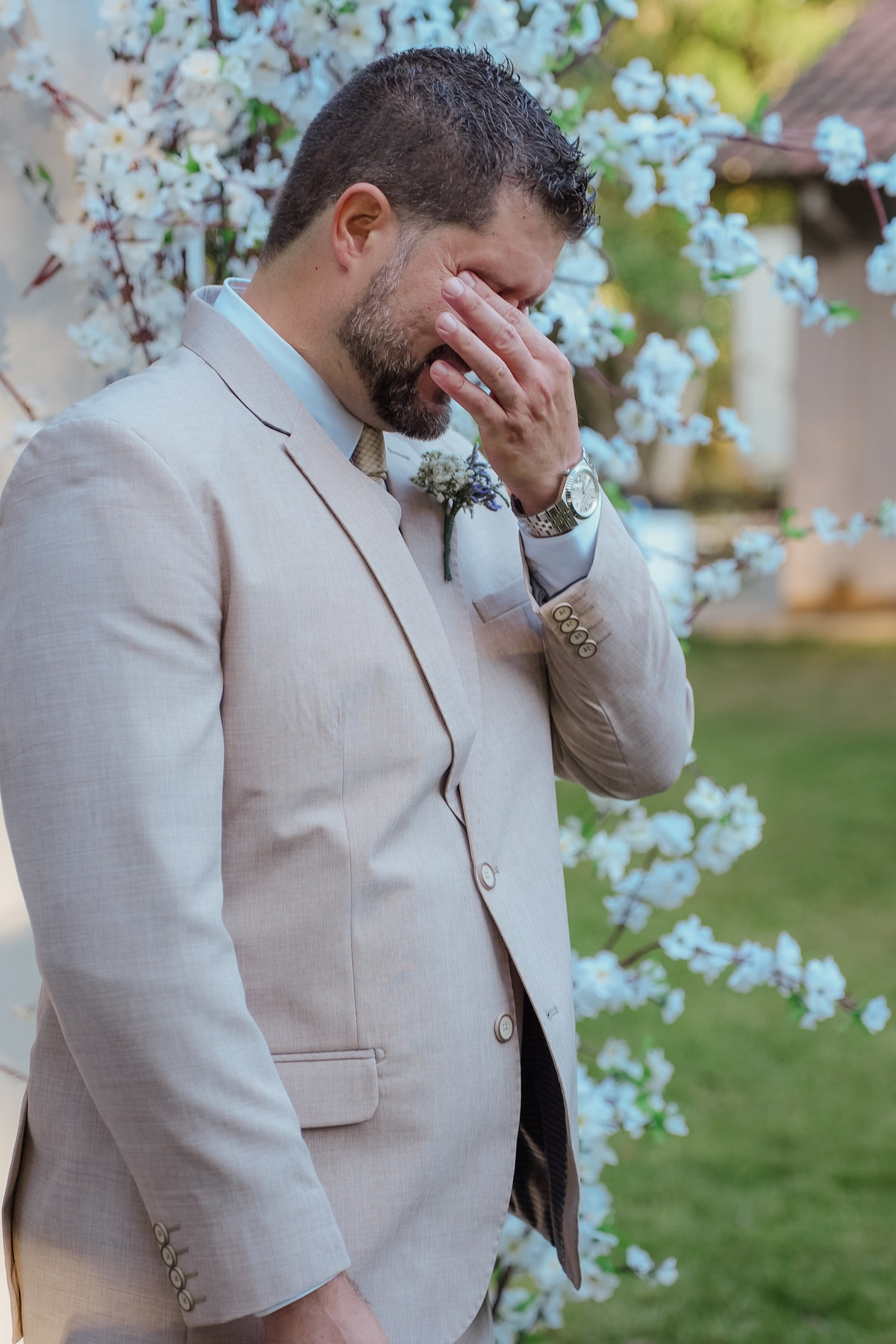 Registro espontâneo da emoção de Juliano durante a cerimônia de casamento no Sítio Santa Paula.